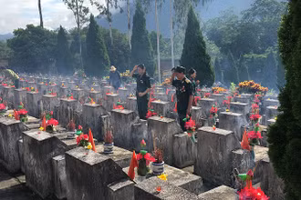 Mỗi năm đều có những cựu chiến binh tìm về thắp nén hương tưởng nhớ đồng đội đã anh dũng hy sinh tại chiến trường Vị Xuyên. Ảnh: Nguồn UBND huyện Vị Xuyên