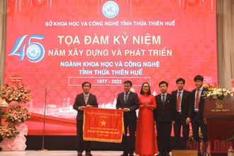 Thừa ủy quyền của Thủ tướng Chính phủ, Chủ tịch UBND tỉnh Nguyễn Văn Phương trao Cờ thi đua của Chính phủ tặng Sở Khoa học và Công nghệ tỉnh Thừa Thiên Huế. (Ảnh: Công Hậu) 
