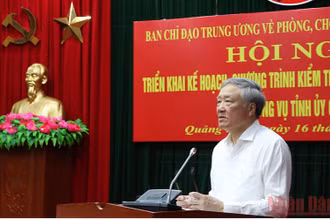 Đồng chí Nguyễn Hòa Bình phát biểu tại buổi làm việc với Ban Thường vụ Tỉnh ủy Quảng Bình.