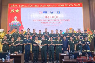 Thượng tướng Vũ Hải Sản tặng hoa chúc mừng thành công của Đại hội Hiệp hội Doanh nghiệp Quân đội nhiệm kỳ 2022-2027.