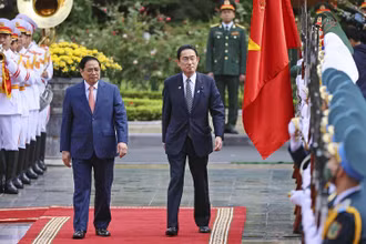 Thủ tướng Phạm Minh Chính chủ trì lễ đón Thủ tướng Nhật Bản Kishida Fumio tại Hà Nội, ngày 1/5/2022. (Ảnh: Kyodo)