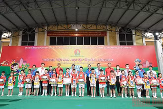 Ban tổ chức trao máy tính bảng và học bổng tặng thiếu nhi tại Ngày hội.