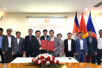 Đại sứ Nguyễn Huy Tăng và ông Phùng Văn Cường, Tổng Giám đốc Công ty Viettel Cambodia Pte.Ltd ký kết thỏa thuận. (Ảnh: Nguyễn Hiệp)