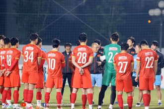 Huấn luyện viên Park Hang-seo trong một buổi tập cùng đội tuyển Việt Nam. (Ảnh: VFF)