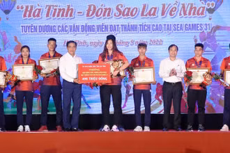 Đại diện lãnh đạo tỉnh Hà Tĩnh trao tặng Bằng khen cho các vận động viên, huấn luyện viên đạt thành tích cao tại SEA Games 31.