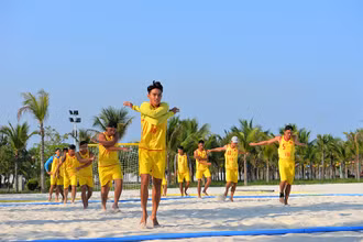 Đội tuyển bóng ném bãi biển nam Việt Nam tích cực tập luyện. (Ảnh: THANH VÂN/TTXVN)