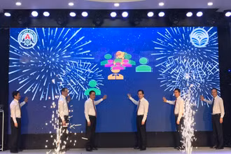 Lãnh đạo tỉnh Lạng Sơn và các cơ quan, ban ngành, doanh nghiệp bấm nút phát động triển khai nền tảng "Công dân số xứ Lạng".