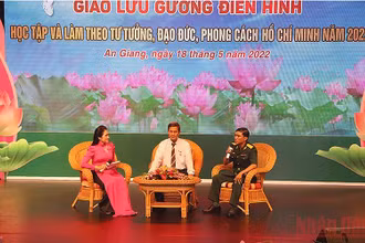 Giao lưu trực tiếp với 2 gương điển hình. 