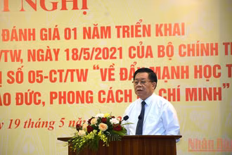 Đồng chí Nguyễn Trọng Nghĩa phát biểu tại Hội nghị.