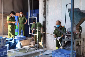 Lực lượng công an khám nghiệm khu vực máy nghiền bóng đèn hỏng của Xí nghiệp Đèn ống.