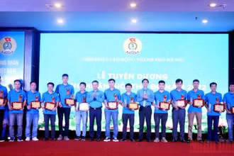 Đại diện Tổng Liên đoàn Lao động Việt Nam và TP Hà Nội trao tặng danh hiệu “ Công nhân giỏi Thủ đô” tới các công nhân tiêu biểu.