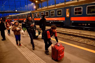Người dân rời Ukraine tới Budapest, Hungary, ngày 27/2. (Ảnh: Reuters)