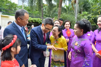 Bà con người Việt tại Thái Lan xúc động khi được đón Phó Thủ tướng Vũ Đức Đam.