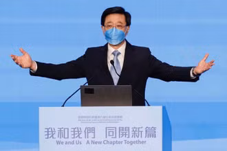 Ông Lý Gia Siêu trong 1 cuộc vận động tranh cử tại Hồng Kông, Trung Quốc, ngày 6/5/2022. (Ảnh: Reuters)