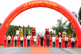 Nguyên Chủ tịch Quốc hội Nguyễn Thị Kim Ngân, lãnh đạo, nguyên lãnh đạo TP Cần Thơ cắt băng khánh thành cầu Vàm Xáng.