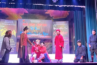 Biểu diễn một trích đoạn trong vở “Những đứa con oan nghiệt”.