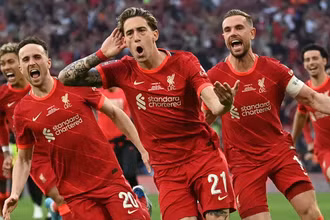 Các cầu thủ Liverpool ăn mừng chiến thắng sau loạt sút luân lưu. (Ảnh: Goal)