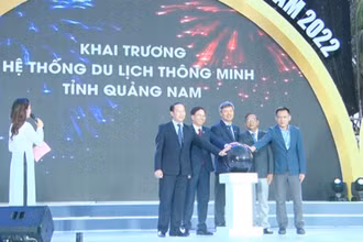 Các đại biểu ấn nút khai trương Hệ thống du lịch thông minh tỉnh Quảng Nam.