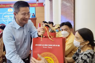 Lãnh đạo Liên đoàn Lao động TP Hà Nội trao quà hỗ trợ các công nhân bị tai nạn lao động nặng.
