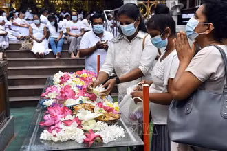 Người dân tham gia các hoạt động mừng Đại lễ Phật Đản tại Chùa Gangarama ở Colombo, Sri Lanka, ngày 15/5/2022. (Ảnh: THX/TTXVN)