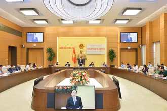 Phó Chủ tịch Thường trực Quốc hội Trần Thanh Mẫn dự và chỉ đạo tại Phiên họp toàn thể lần thứ 3 để thẩm tra và cho ý kiến vào một số nội dung chuẩn bị cho Kỳ họp thứ 3 của Quốc hội khóa XV. Ảnh: quochoi.vn