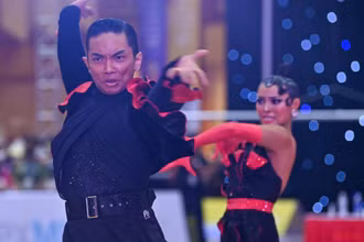 Cặp đôi vận động viên Nguyễn Đoàn Minh Trường (Phan Hiển) và Đặng Thu Hương giành 3 Huy chương Vàng với điệu nhảy Paso Doble, Jive và Latin American.
