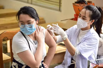 Tiêm phòng Covid-19 cho người dân. (Ảnh: THÀNH ĐẠT)