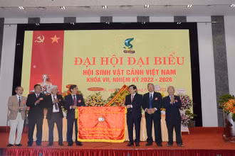 Phó Chủ tịch Ủy ban Trung ương Mặt trận Tổ quốc Việt Nam Nguyễn Hữu Dũng (người thứ 3 từ phải sang) trao cờ lưu niệm cho Hội sinh vật cảnh Việt Nam.