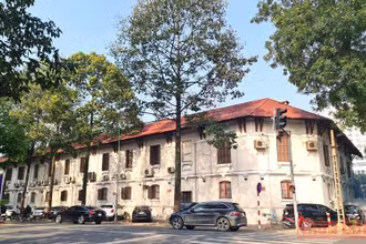 Công trình nhà 2 tầng, trước đây là trụ sở và nhà máy sản xuất của Công ty CP Thiết bị bưu điện, tại số 61 phố Trần Phú (quận Ba Đình, Hà Nội). (Ảnh: VŨ LÊ)