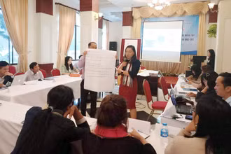 Các học viên thảo luận tại lớp tập huấn.