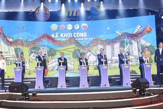 Các đại biểu tham dự lễ khởi công dự án.