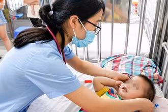 Trẻ mắc tay chân miệng đang điều trị tại Bệnh viện Nhi Trung ương.