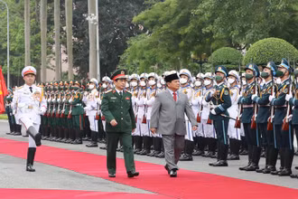  Bộ trưởng Quốc phòng Phan Văn Giang và Ngài Prabowo Subianto, Bộ Quốc phòng Indonesia, duyệt đội danh dự. (Ảnh: TRỌNG ĐỨC)