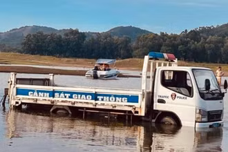 Lực lượng chức năng có mặt tại khu vực hồ Đa Tôn để tìm kiếm các nạn nhân.
