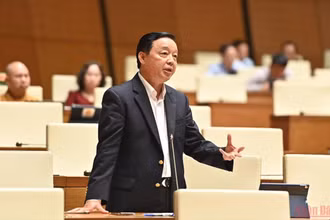 Bộ trưởng Tài nguyên và Môi trường Trần Hồng Hà phát biểu tại phiên thảo luận chiều 30/5. (Ảnh: LINH KHOA)