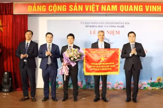 Sở Khoa học và Công nghệ Hà Nội nhận Cờ thi đua xuất sắc của Bộ Khoa học và Công nghệ.