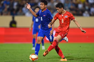 U23 Thái Lan (áo đỏ) thi đấu áp đảo trước U23 Campuchia. (Ảnh: Việt Linh)
