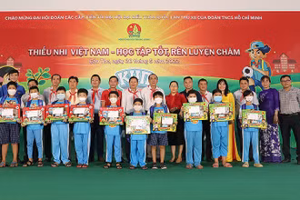 Đại diện lãnh đạo các ban, ngành, đoàn thể trao các phần quà tặng thiếu nhi tại Ngày hội.