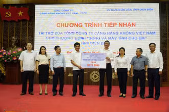 Ông Lại Xuân Thanh, Bí thư Đảng ủy, Chủ tịch Hội đồng quản trị ACV trao kinh phí hỗ trợ cho tỉnh Điện Biên.