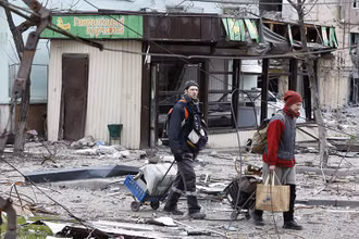 Người dân sơ tán khỏi thành phố Mariupol, Ukraine, ngày 18/4. (Ảnh: THX/TTXVN)