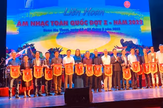 Ban Tổ chức liên hoan trao cờ lưu niệm cho các đoàn tham gia liên hoan.