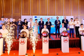 Các đại biểu thực hiện nghi thức khởi động hợp phần tư vấn Hỗ trợ kỹ thuật của dự án. (Ảnh: TTXVN)
