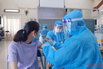 Lấy mẫu test nhanh Covid-19 cho lực lượng công nhân tại Tiền Giang.