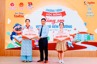 Đại diện Công ty Tân Tân trao học bổng "Cùng em vượt khó đến trường" tặng học sinh có hoàn cảnh khó khăn.