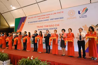Các đại biểu thực hiện nghi thức khai trương Trung tâm báo chí SEA Games 31.