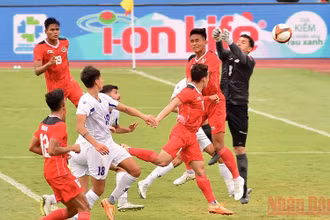 Tình huống đánh đầu nâng tỷ số lên 2-0 cho U23 Indonesia ở cuối hiệp 1. (Ảnh: TRẦN HẢI)