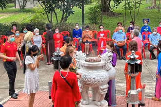 Bà con kiều bào Udon Thani thắp hương tưởng nhớ Bác Hồ tại khu di tích.