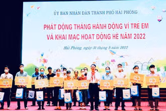 Trao kinh phí hỗ trợ phẫu thuật tim cho đại diện các gia đình có trẻ em bị bệnh tim bẩm sinh.