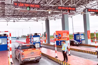Làn thu phí không dừng tại trạm BOT cầu Bạch Đằng, tỉnh Quảng Ninh. (Ảnh: ĐỖ PHƯƠNG)