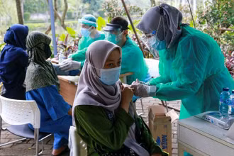 Nhân viên y tế tiêm vaccine ngừa Covid-19 cho người dân tại Jakarta, Indonesia, ngày 8/7/2021. (Ảnh: Reuters)